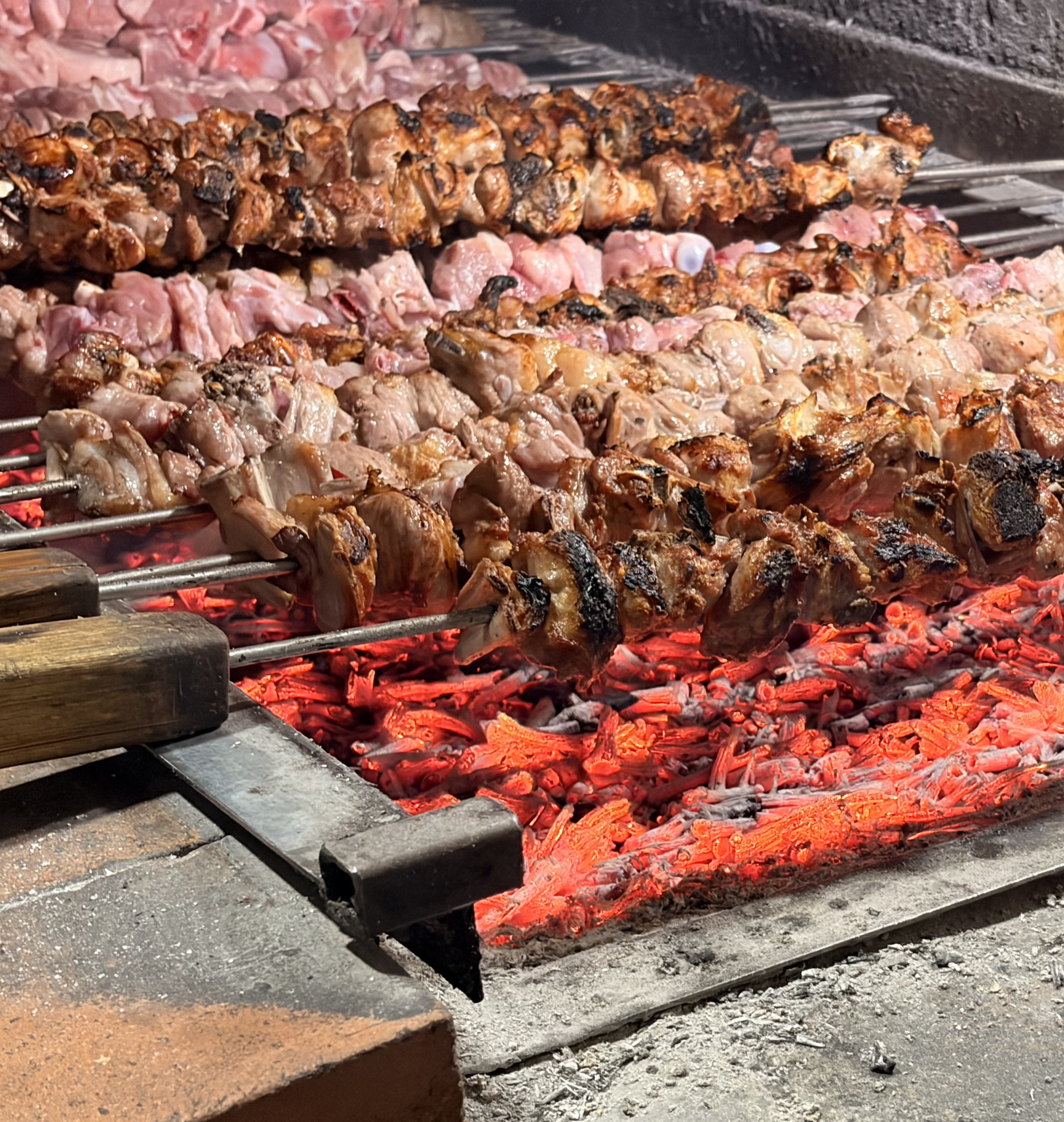 Pincho de lechazo en las brasas